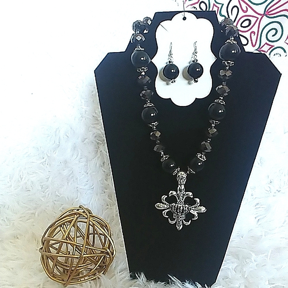 Beautiful Bold Black Bead & Crystal with Crown Pendant Necklace Set - Picture 3 of 6